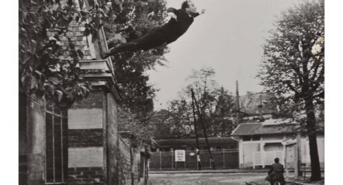 Yves Klein le saut dans le vide photo noir et blanc homme oser inspiration entrepreunariat consulting Pep's développement